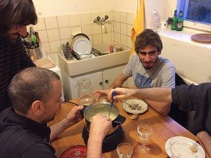 Quand les bénévoles Français découvrent la fondue Suisse...